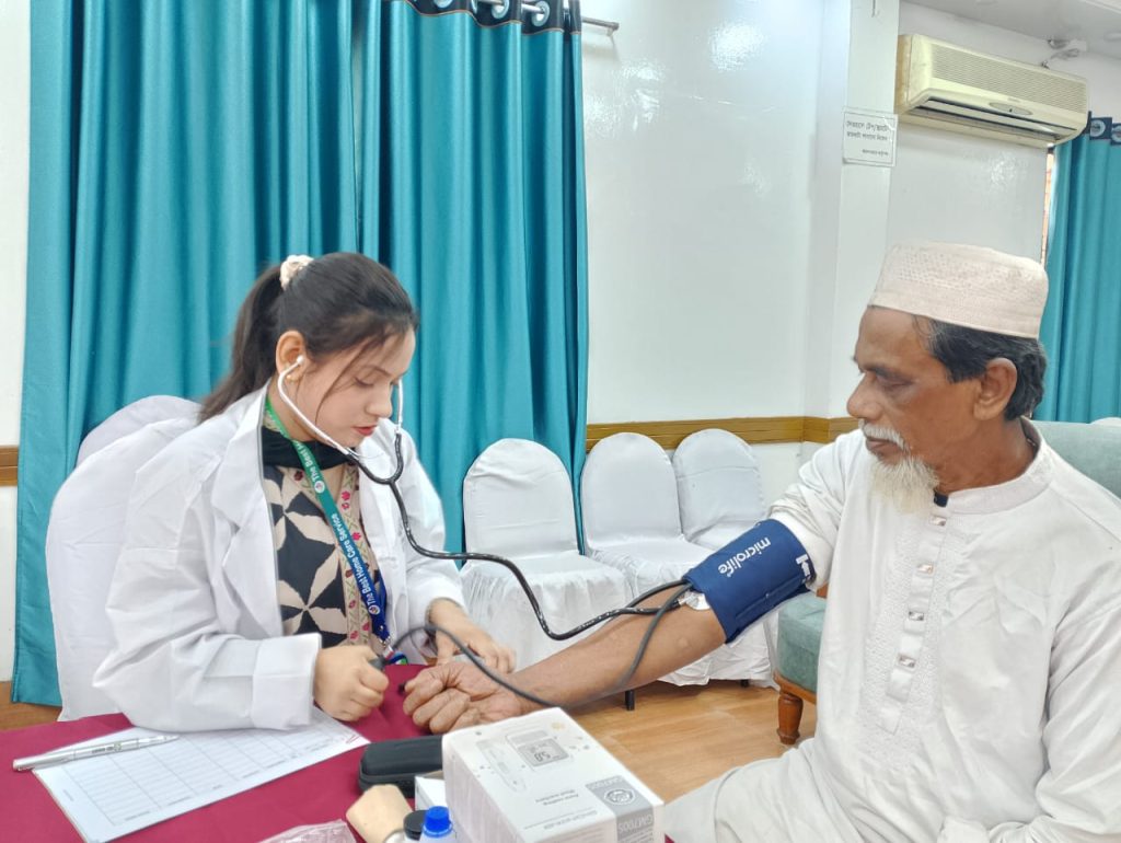 Home care nurse updating family on patient progress Dhak